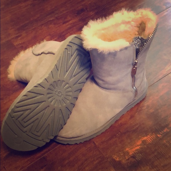 Uggs - Picture 1 of 3